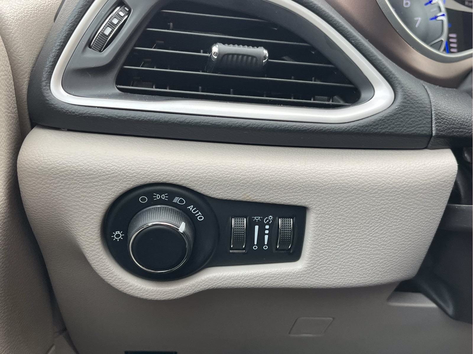 2023 Chrysler Voyager LX - Photo 12