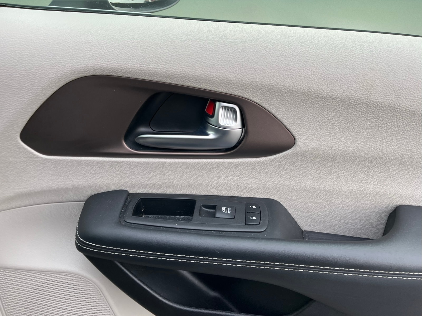 2023 Chrysler Voyager LX - Photo 29