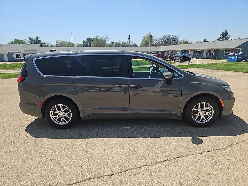Used 2023 Chrysler Pacifica Touring L Minivan/Van