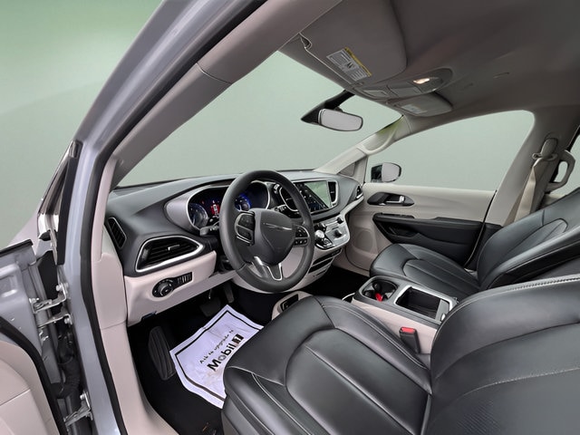 2024 Chrysler Pacifica Touring L - Photo 13