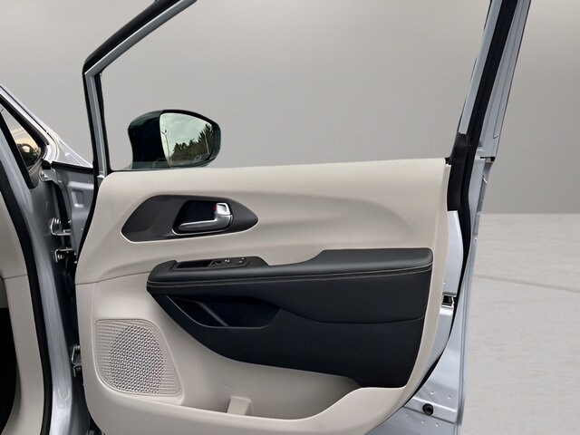 2024 Chrysler Pacifica Touring L - Photo 34