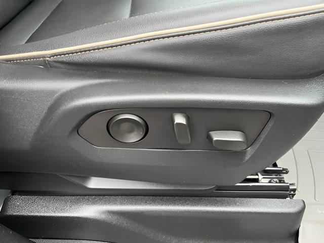 2023 GMC Yukon SLT - Photo 38