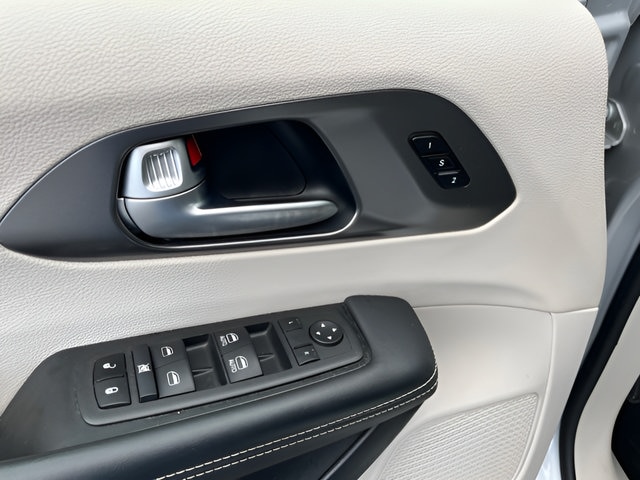 2024 Chrysler Pacifica Touring L - Photo 10