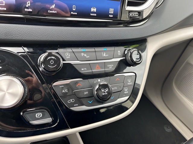 2024 Chrysler Pacifica Touring L - Photo 20