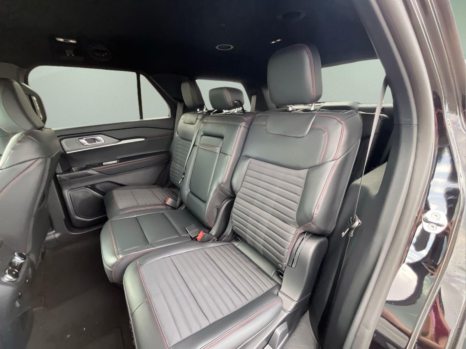2026 Ford Explorer ST-Line - Photo 29