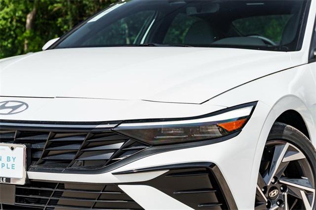2025 Hyundai Elantra Hybrid Limited photo 2