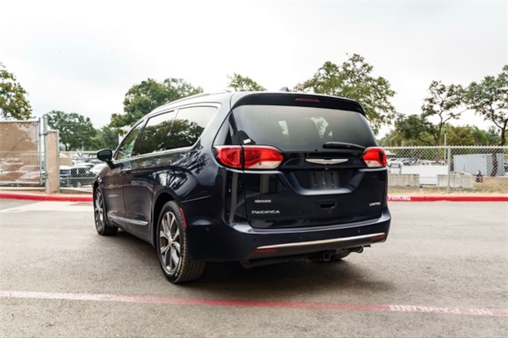 Used 2017 Chrysler Pacifica Limited Minivan/Van