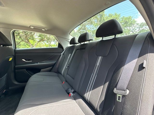 2025 Hyundai Elantra SEL - Photo 17