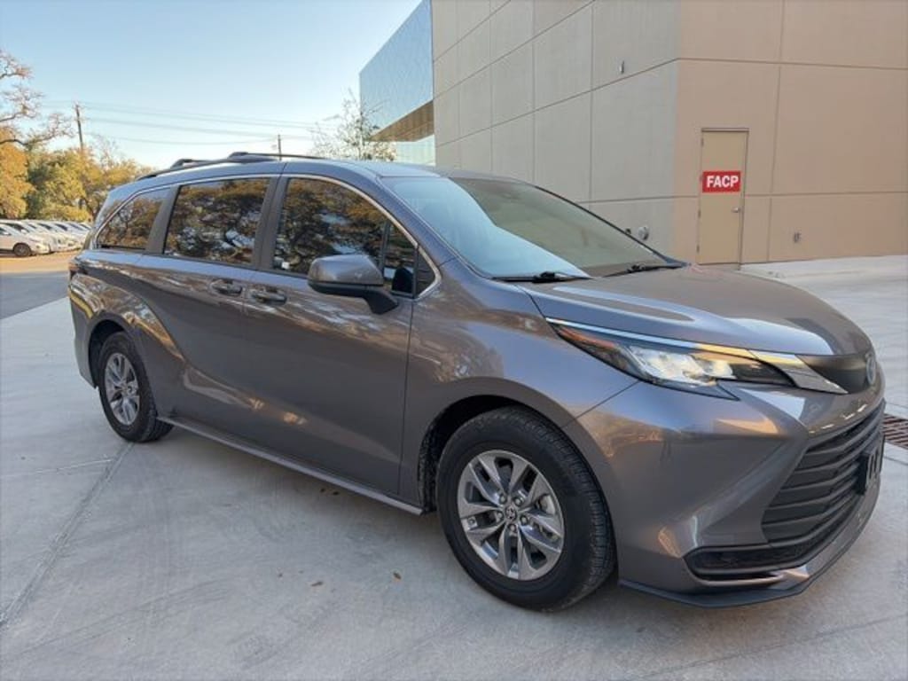 Used 2022 Toyota Sienna LE Minivan/Van