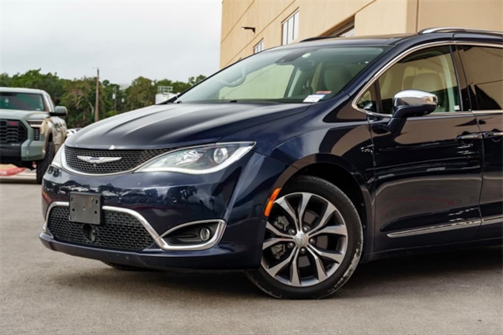 Used 2017 Chrysler Pacifica Limited Minivan/Van