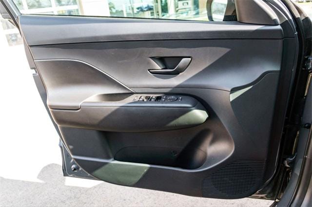 2025 Hyundai Kona EV SEL - Photo 17