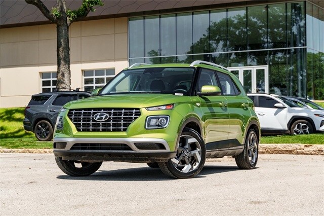 2024 Hyundai Venue SEL photo 2