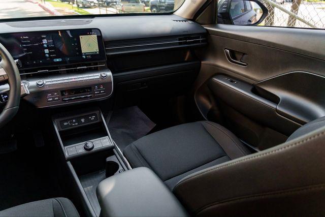 2025 Hyundai Kona EV SEL - Photo 23