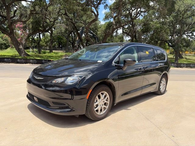 2022 Chrysler Voyager LX's photo
