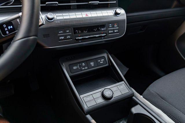 2025 Hyundai Kona EV SEL - Photo 16