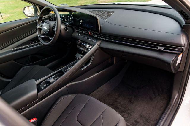 2025 Hyundai Elantra Blue - Photo 24