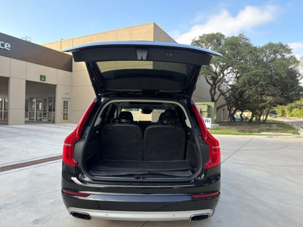Used 2017 Volvo XC90 T6 Momentum SUV