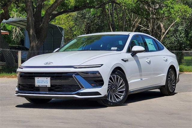 2025 Hyundai Sonata Hybrid SEL photo 2