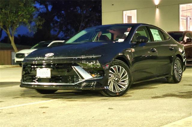 2025 Hyundai Sonata Hybrid SEL photo 2