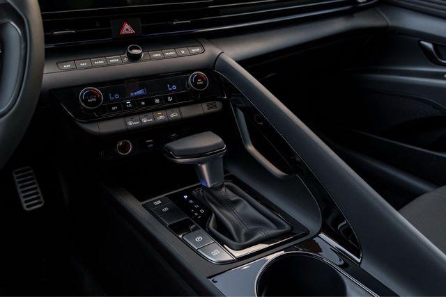 2025 Hyundai Elantra Blue - Photo 16