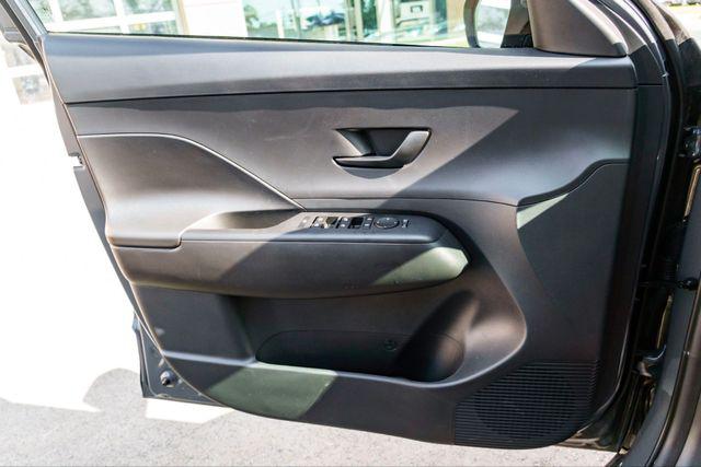 2025 Hyundai Kona EV SEL - Photo 17