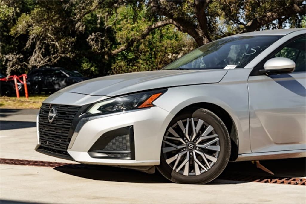 Used 2023 Nissan Altima 2.5 SV Sedan