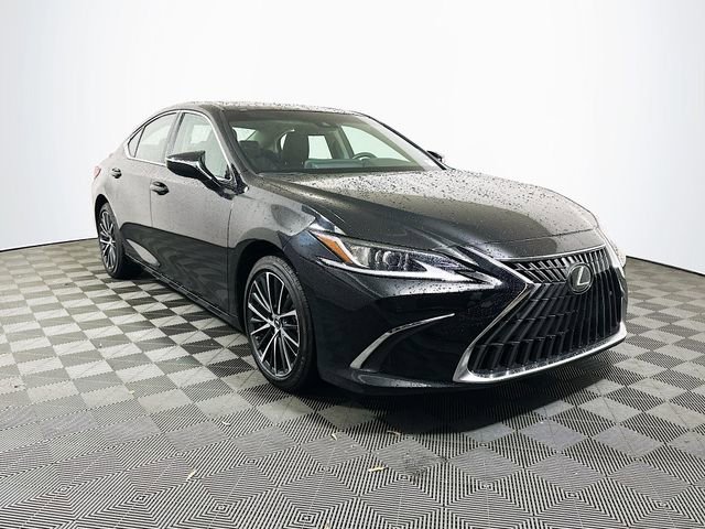 2024 Lexus ES Hybrid 300h's photo