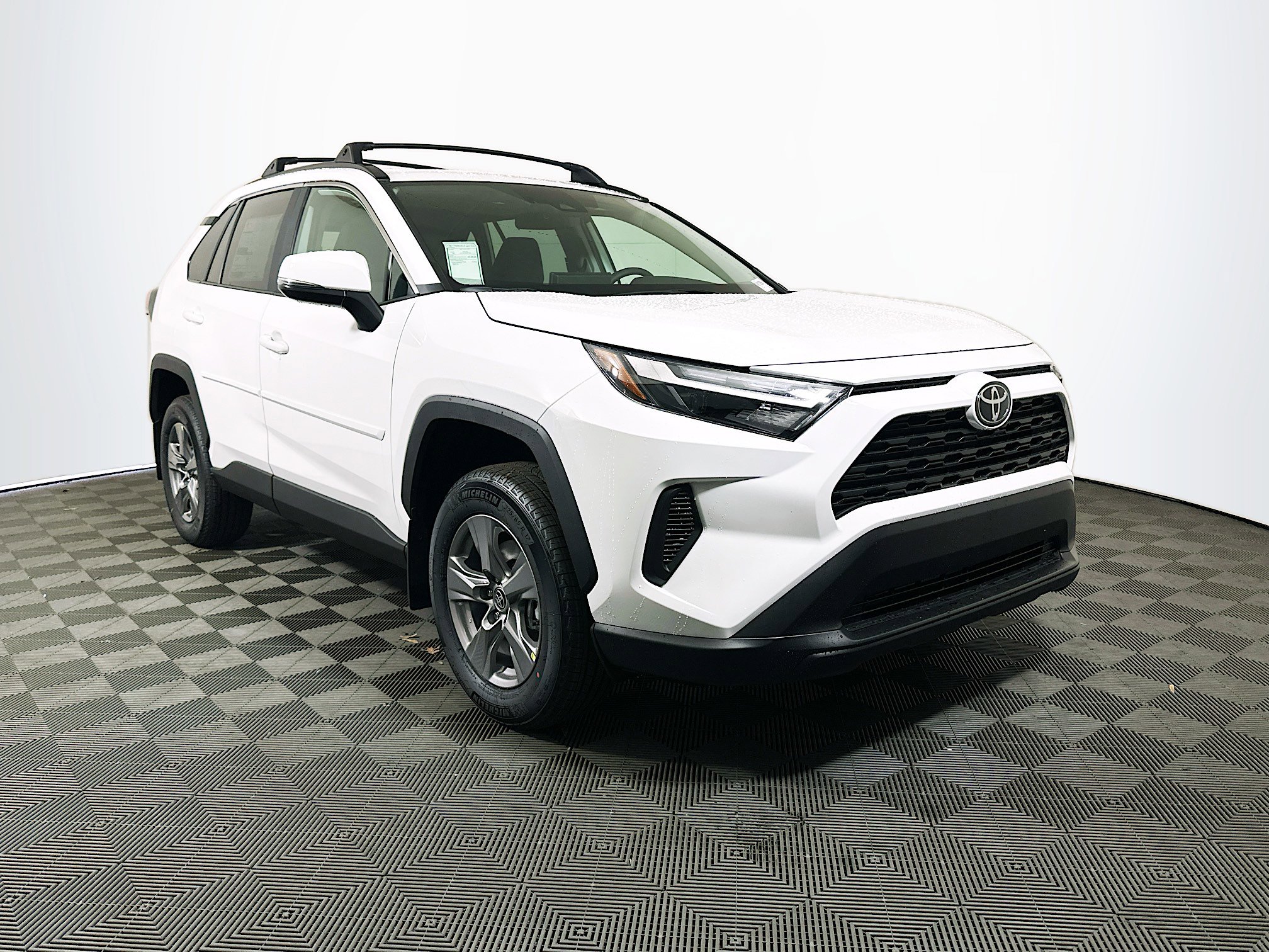 2025 Toyota RAV4 XLE's photo