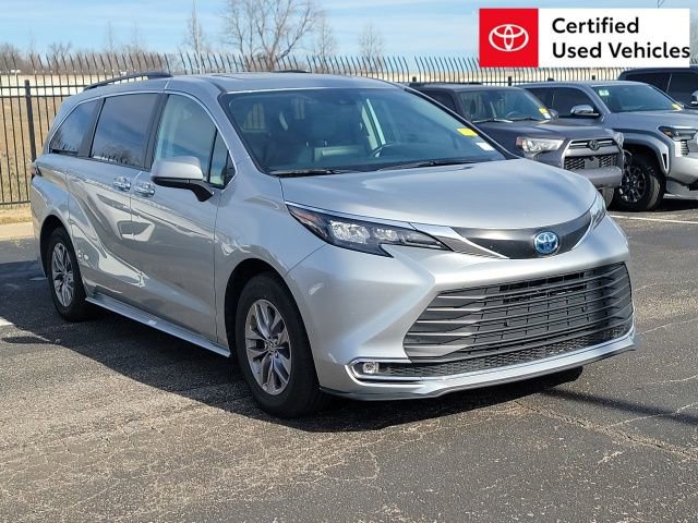 2024 Toyota Sienna XLE's photo