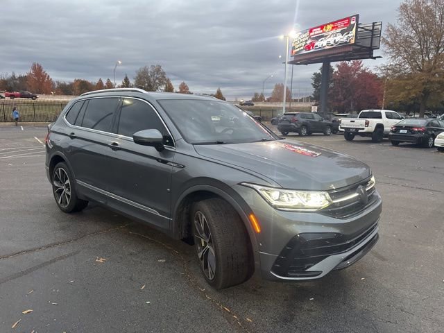 2022 Volkswagen Tiguan SEL R-LINE's photo