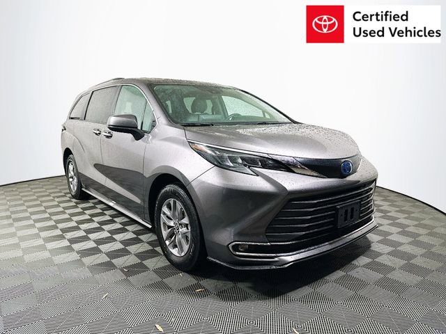2024 Toyota Sienna XLE's photo