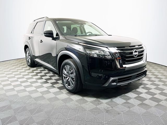 2025 Nissan Pathfinder SV's photo