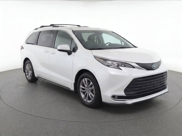 2022 Toyota Sienna XLE 8-Passenger Hybrid FWD's photo