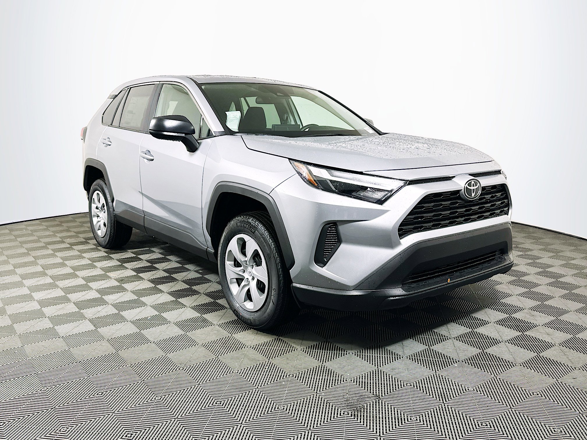 2025 Toyota RAV4 LE's photo