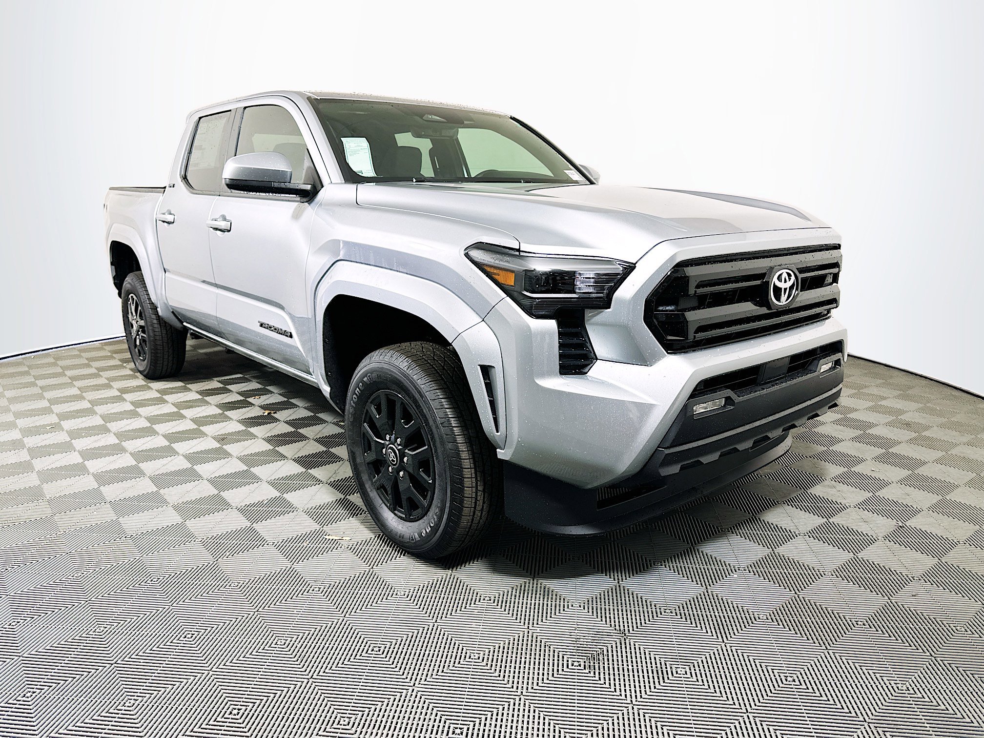 2025 Toyota Tacoma SR5's photo