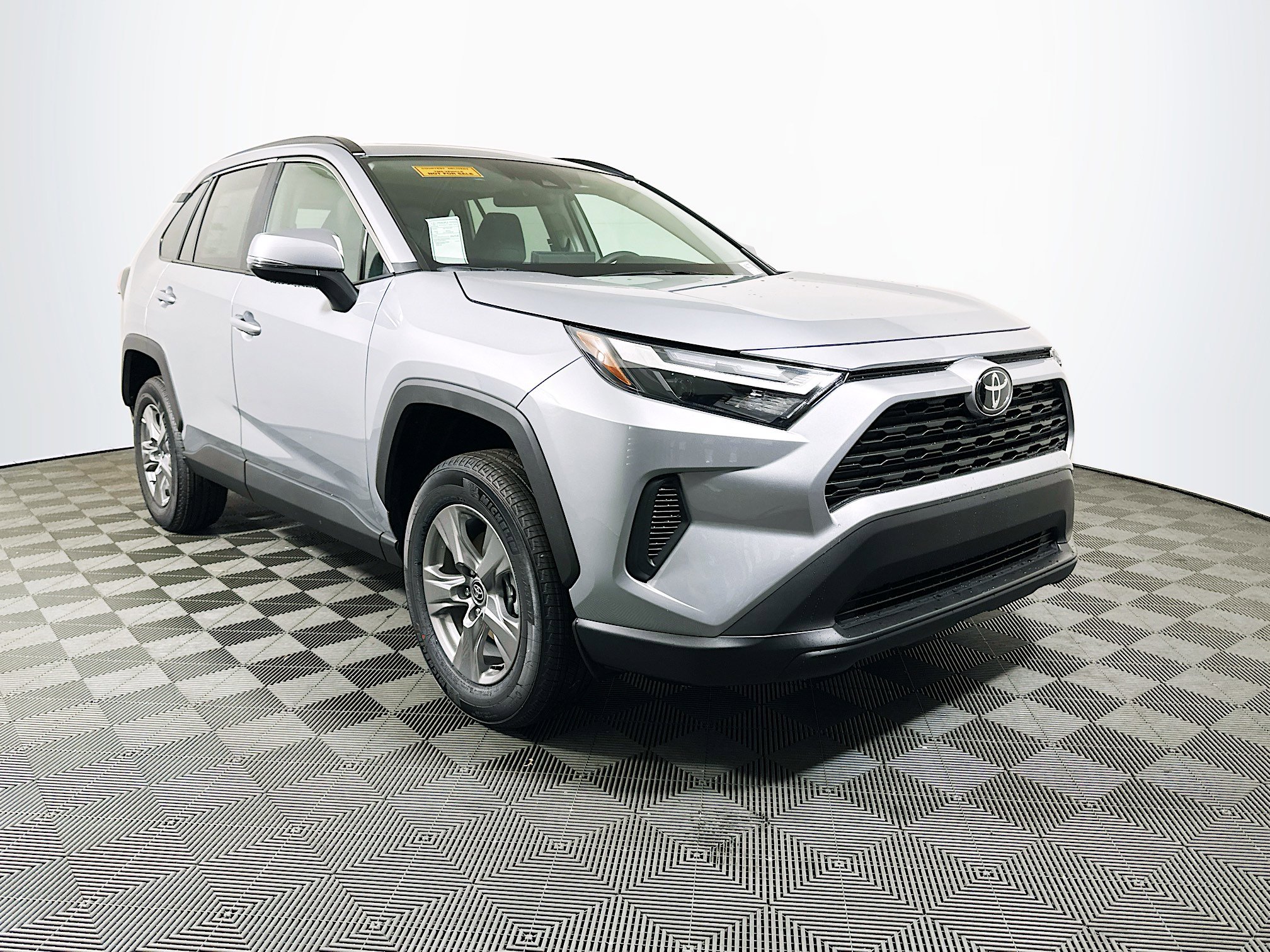 2025 Toyota RAV4 XLE's photo