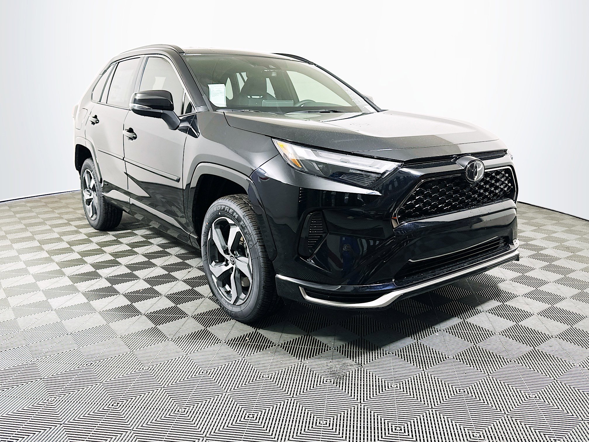 2025 Toyota RAV4 SE's photo
