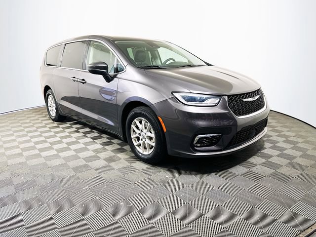 2023 Chrysler Pacifica Touring L's photo