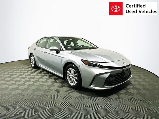 2025 Toyota Camry LE's photo