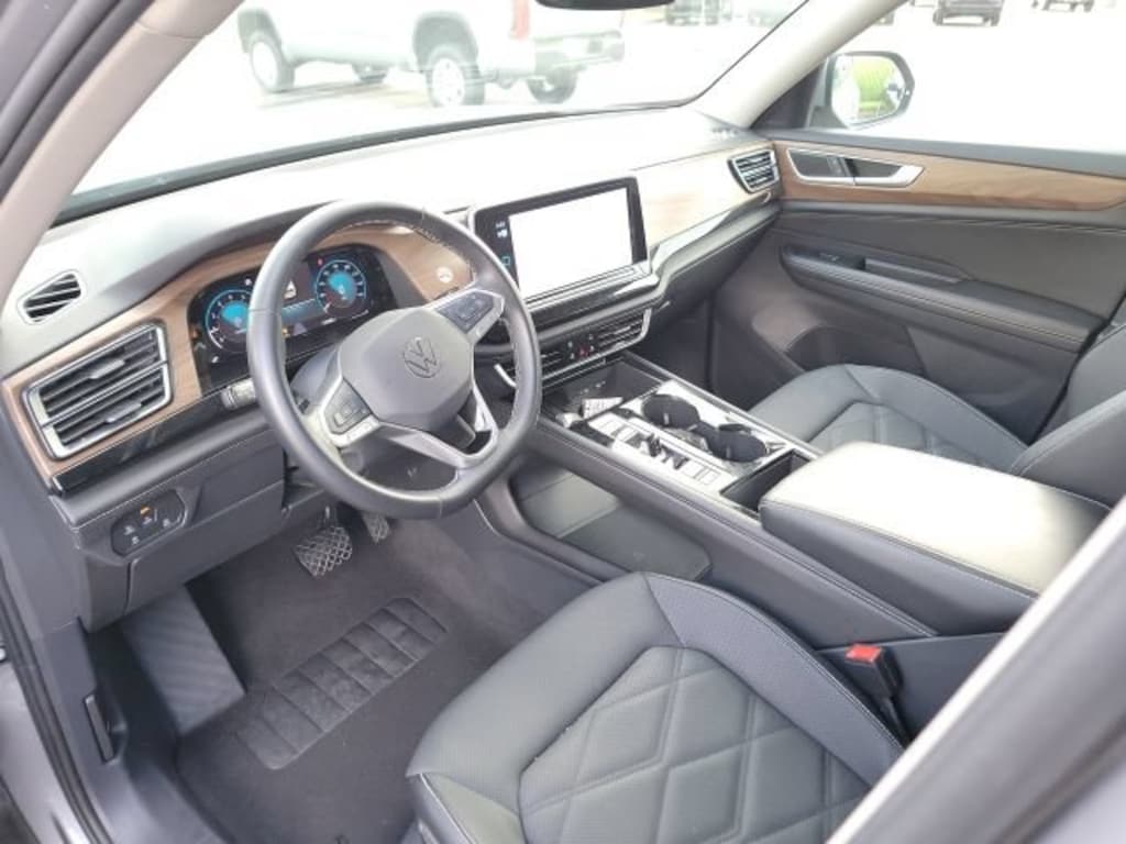 Used 2025 Volkswagen Atlas 2.0T SE w/Technology SUV