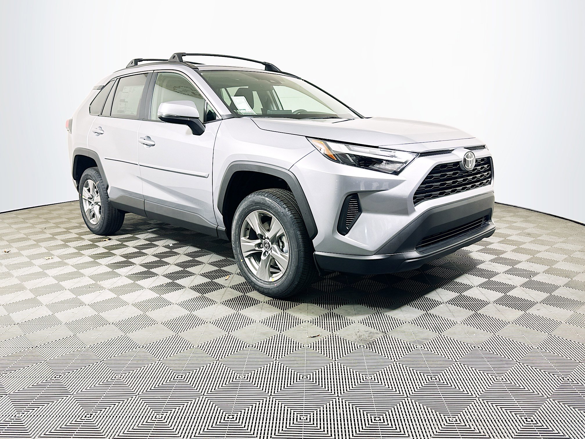 2025 Toyota RAV4 XLE's photo