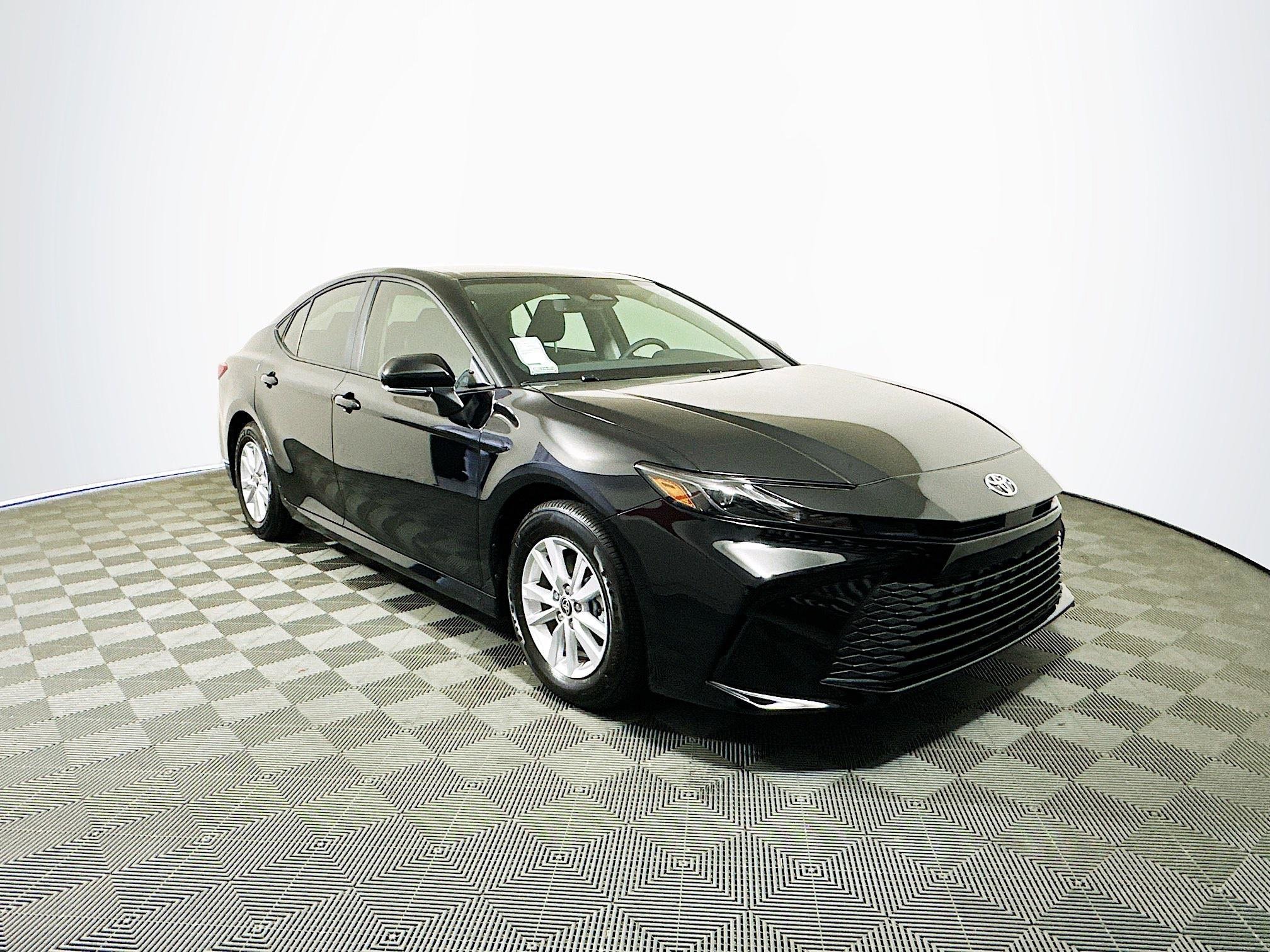 2025 Toyota Camry LE's photo