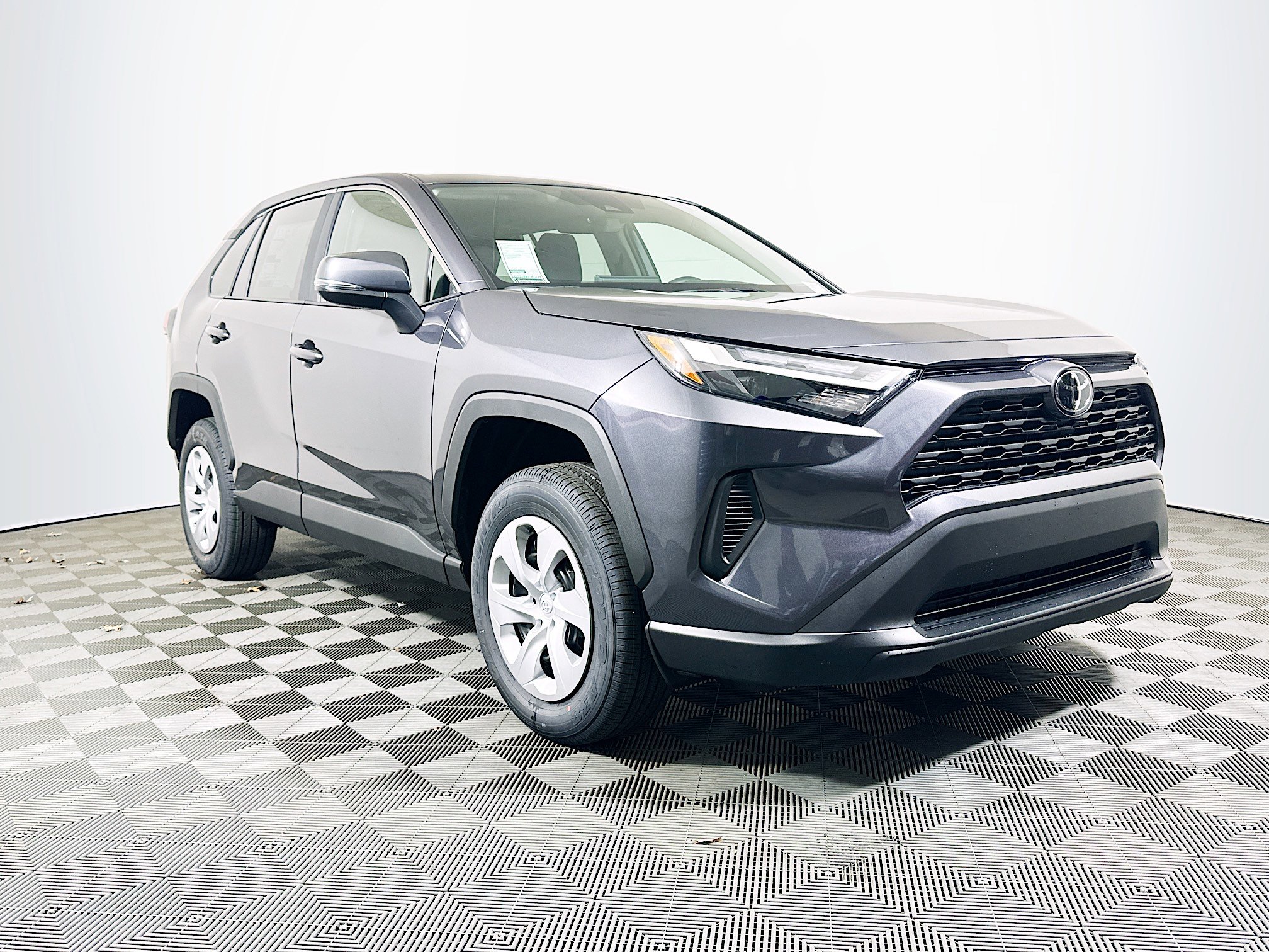 2025 Toyota RAV4 LE's photo