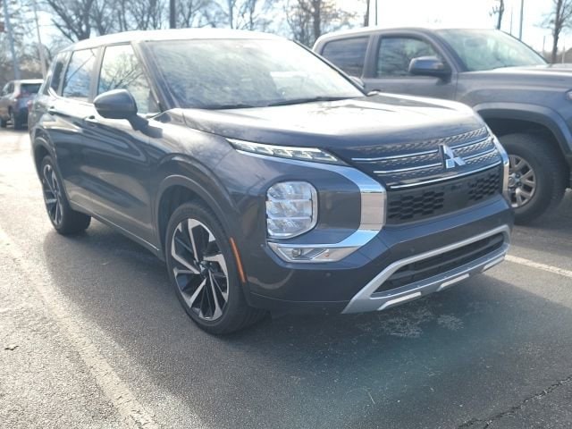 2024 Mitsubishi Outlander SE's photo