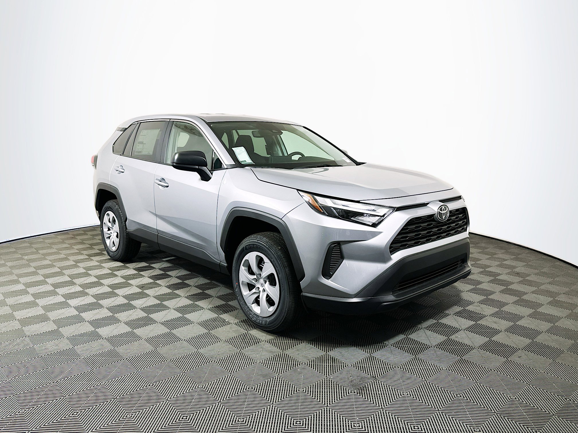 2025 Toyota RAV4 LE's photo