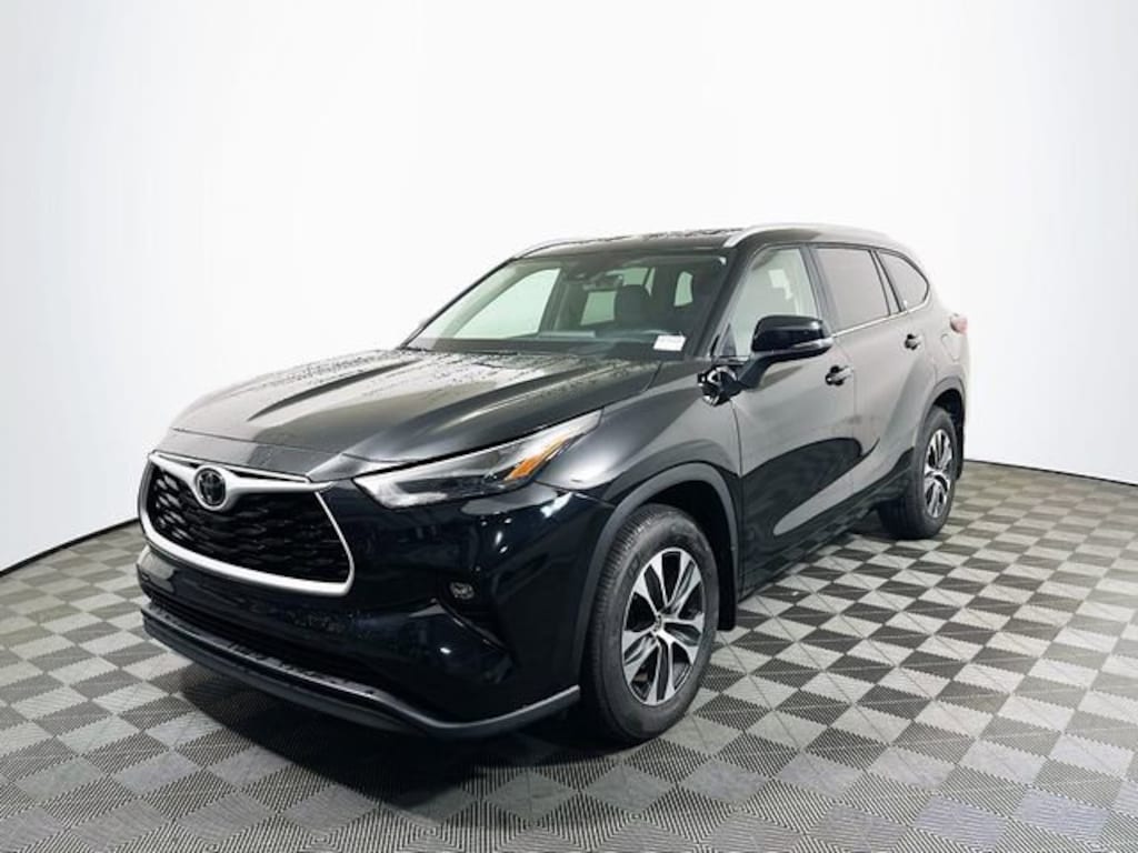 Used 2025 Toyota Highlander LE SUV