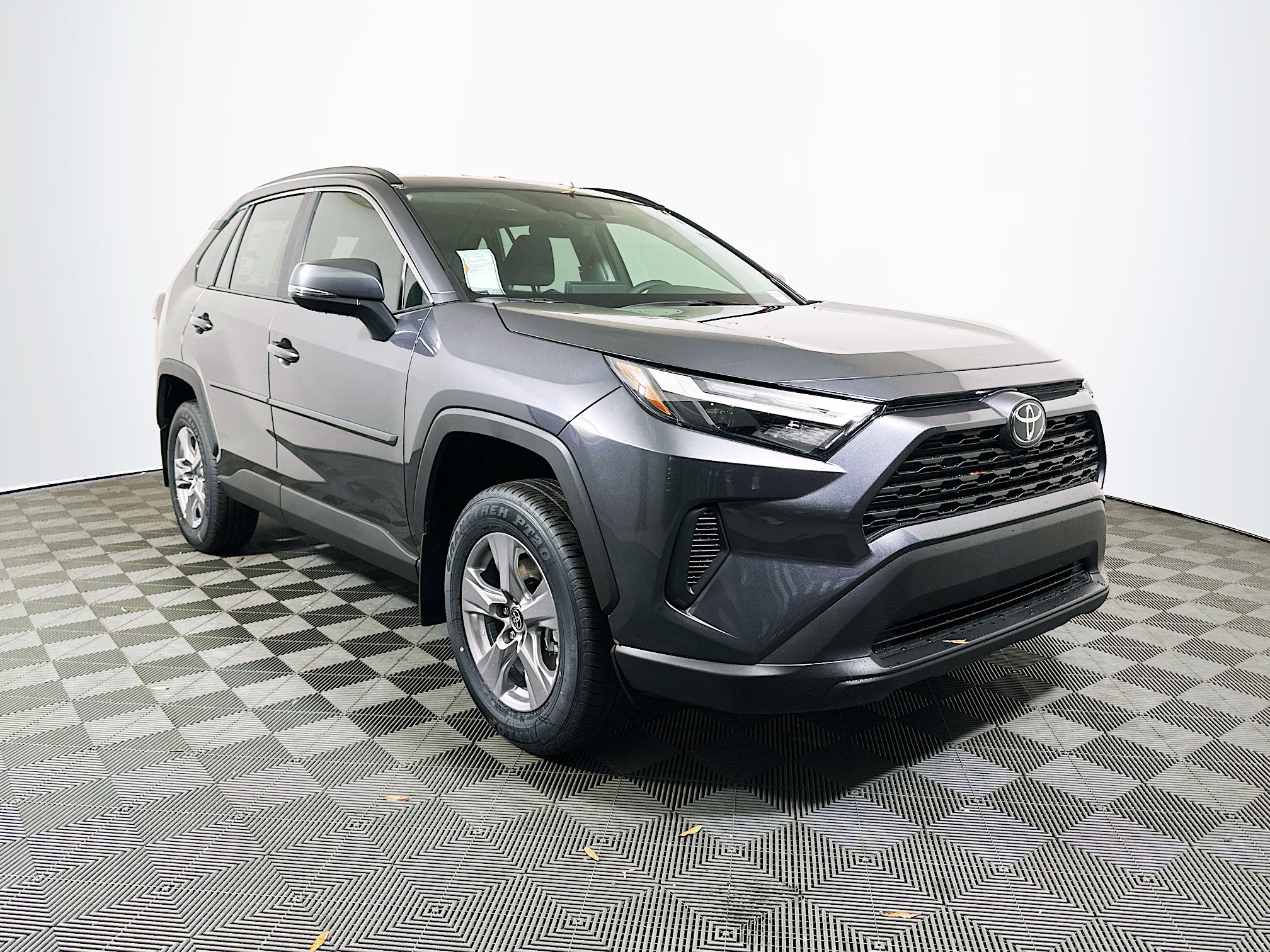2025 Toyota RAV4 XLE's photo