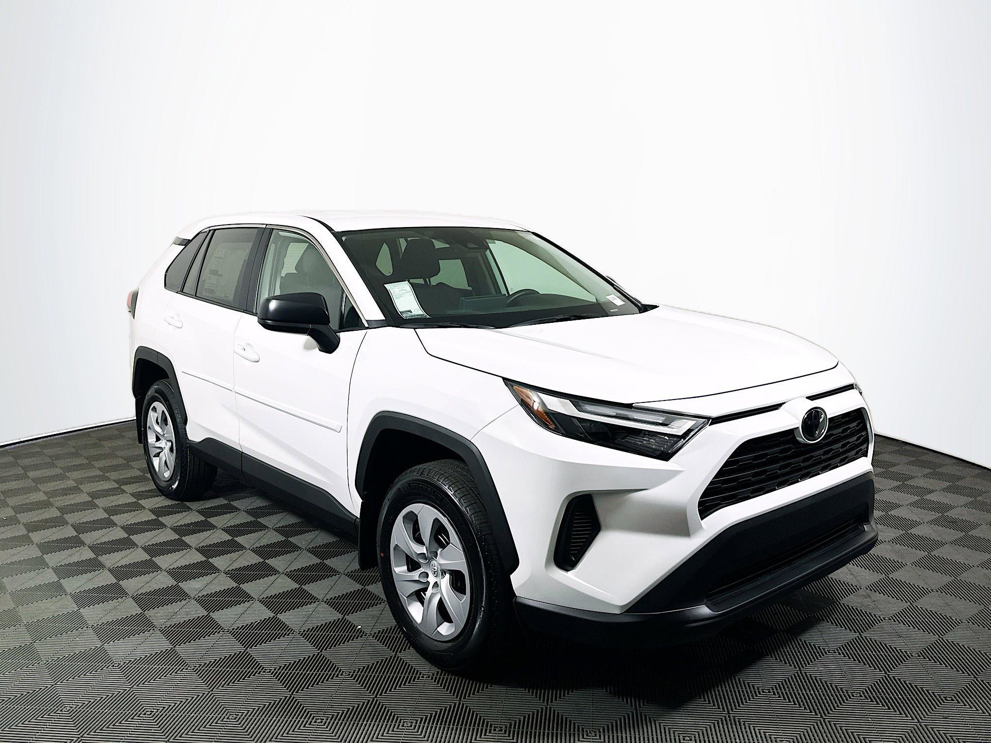 2025 Toyota RAV4 LE's photo