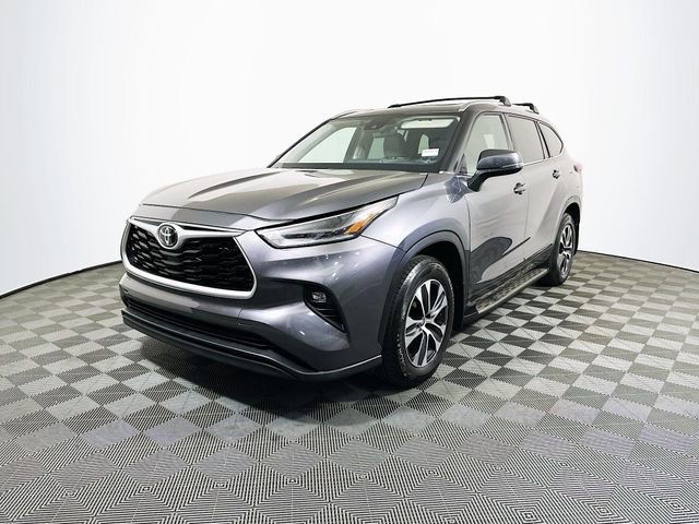 2021 Toyota Highlander XLE photo 2