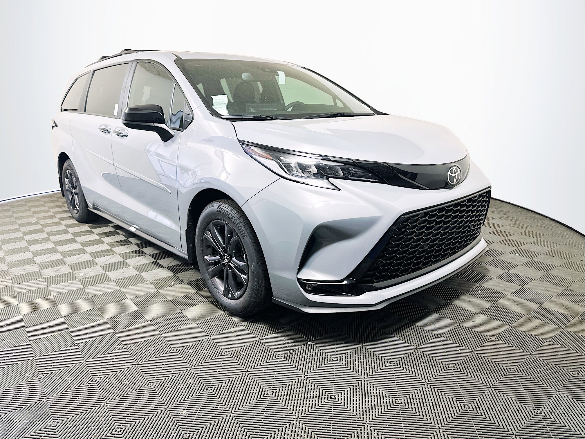 2026 Toyota Sienna XSE 7-Passenger Hybrid AWD's photo